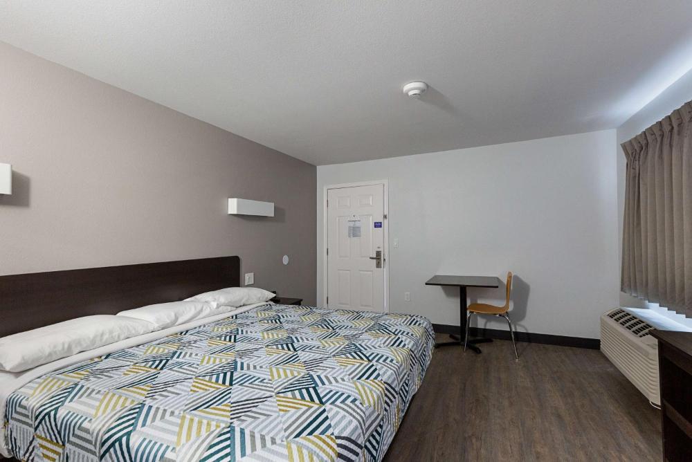 Deluxe Queen Room - Non-Smoking interior
